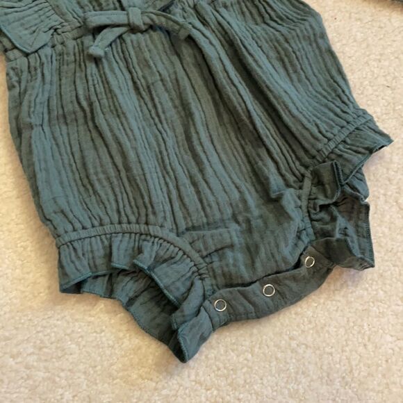 Baby girl green ruffle onesie w/ headpiece 6-9 mo. - Picture 11 of 15